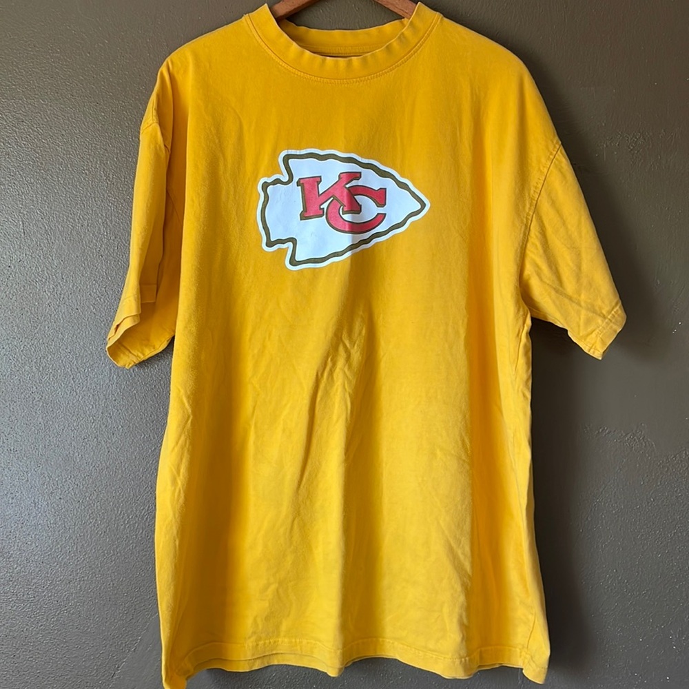 Majestic KC Chiefs Yellow Arrowhead Graphic Shirt / Size 1XL